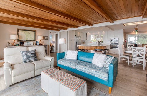 Arch Cape House | The Pelican at Arch Cape - Beachfront, Hot Tub with View, 3 En Suite Rooms
