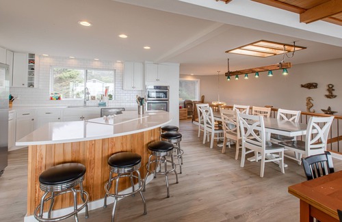 Arch Cape House | The Pelican at Arch Cape - Beachfront, Hot Tub with View, 3 En Suite Rooms