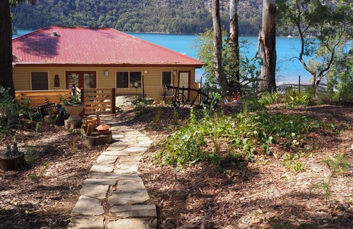 Brooklyn Apartment | The Pelican’s Roost is a one bedroom flat overlooking the Hawkesbury River.