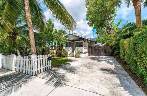 Flamingo Parks Villa | The Penn House + Guest House & Saltwater Pool Flam