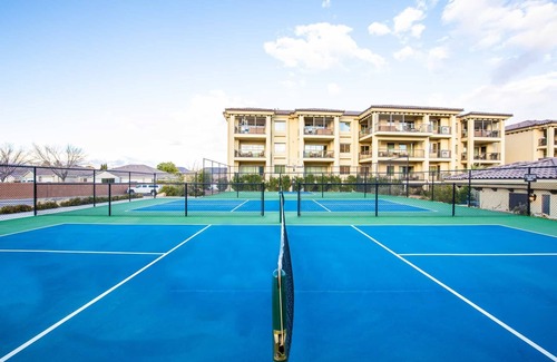 St. George Condo | The Penthouse AMAZING VIEWS, Great location!