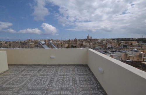 Senglea Apartment | The Penthouse Flat-terrace&view