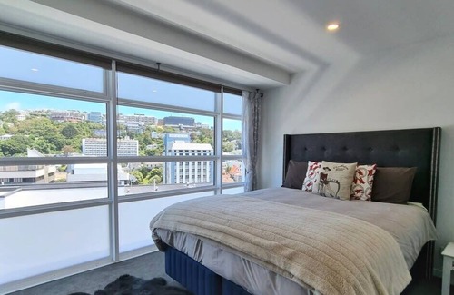 Te Aro Apartment | The Penthouse on Pinnacle - Sun, Views & Parking