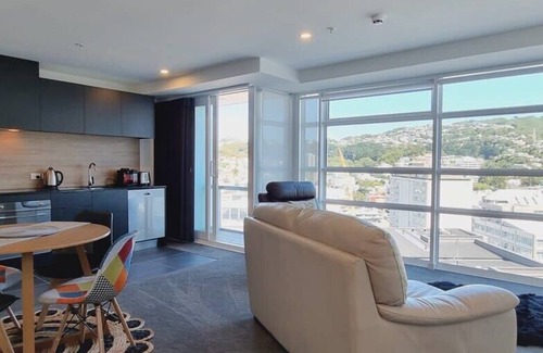 Te Aro Apartment | The Penthouse on Pinnacle - Sun, Views & Parking