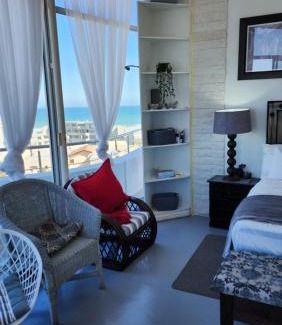 West Beach House | The Penthouse, Pub Lounge and Porch on the Palace, Bloubergstrand