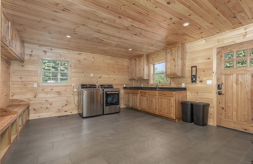 Mt. Sherman House | The Perch Family Cabin|Sleeps 18 |Pool + Hot tub with a View