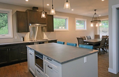 East Kootenay House | The Perch, Fernie - Panoramic Views, 6 Beds, A/C, BBQ, Game Room