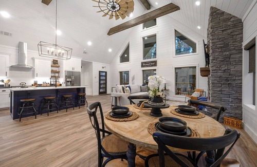 Broken Bow Cabin | The Perfect Blend-Luxury Romantic Cabin w/Hot Tub & Outdoor Gas Fireplace