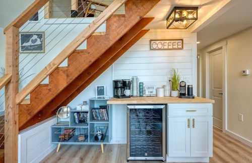 Stanley Cabin | The perfect getaway for coffee lovers & hikers with gorgeous mountain views!
