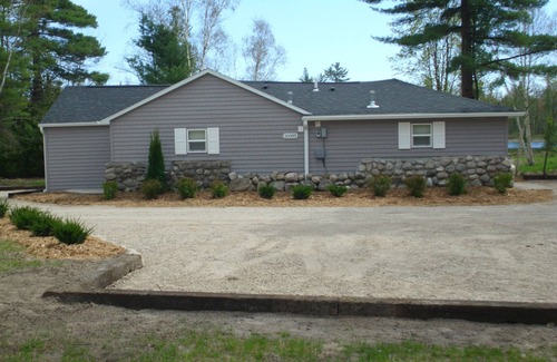 Interlochen House | The Perfect Getaway *Sleeps 4 *Pet Friendly *Traverse City *Crystal Mountain