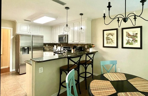 Fairhope House | The perfect retreat! Tucked away on a private lane, 15min to downtown Fairhope.