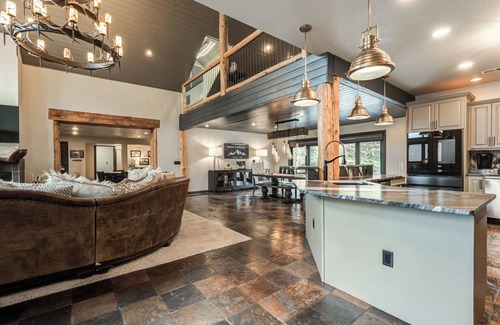 Alto House | The perfect stay- 6 Bedroom, 4 Bath with a HOT TUB