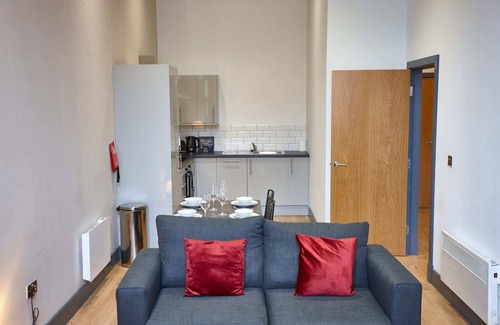 Manchester Apartment | The Peridot Suite Sum