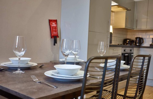 Manchester Apartment | The Peridot Suite Sum