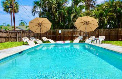 East Naples House | The Periwinkle, a heated pool home 10 min to beach