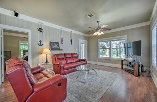 Seguin House | The Petite Lake House in Seguin with Patio!