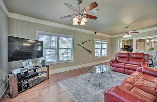 Seguin House | The Petite Lake House in Seguin with Patio!