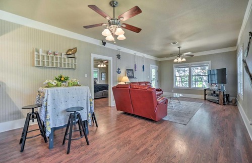 Seguin House | The Petite Lake House in Seguin with Patio!