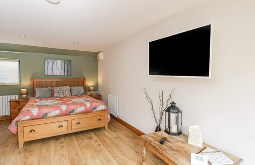 Malvern Cottage | THE PHEASANT'S NEST, pet friendly, luxury holiday cottage in Welland