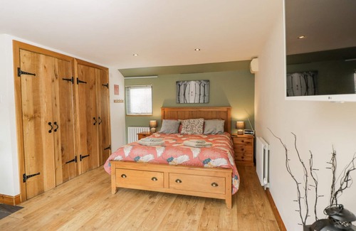 Malvern Cottage | THE PHEASANT'S NEST, pet friendly, luxury holiday cottage in Welland