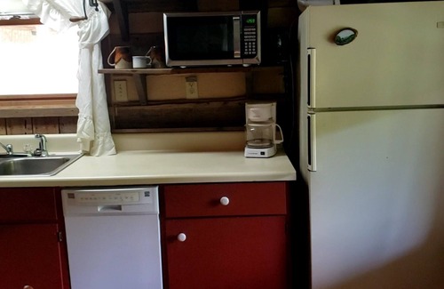 Gatlinburg - Pigeon Forge Cabin | The Phillips at Pioneer Meadow Cabins - Antique Log Cabin