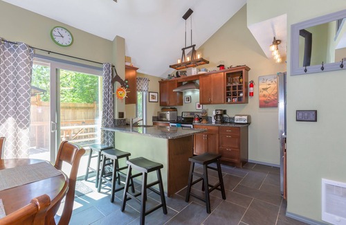 Mount Hood Village House | “The Pickle” Cabin Mt Hood - Hot Tub/Fire Pit/Pool/Tennis/Wifi/Parking