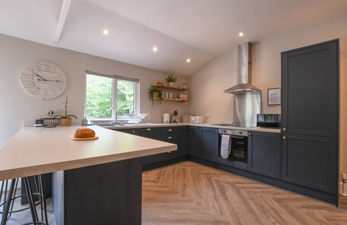 Martlesham Heath Cottage | THE PIGLETS, pet friendly, with hot tub in Woodbridge