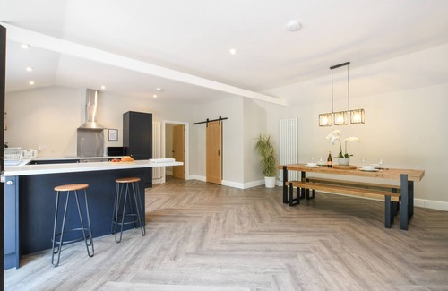 Martlesham Heath Cottage | THE PIGLETS, pet friendly, with hot tub in Woodbridge