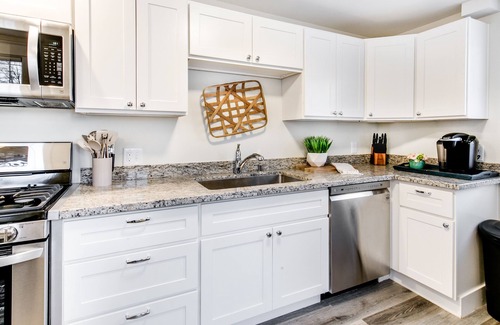 North End House | The Pine House: Unit B (near 6th Ave, UPS, UW, and Point Ruston)