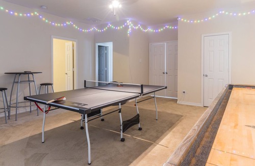 Fort Worth House | The Pineapple House - 15 Min. to Downtown Ft Worth
