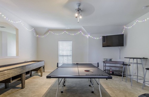 Fort Worth House | The Pineapple House - 15 Min. to Downtown Ft Worth