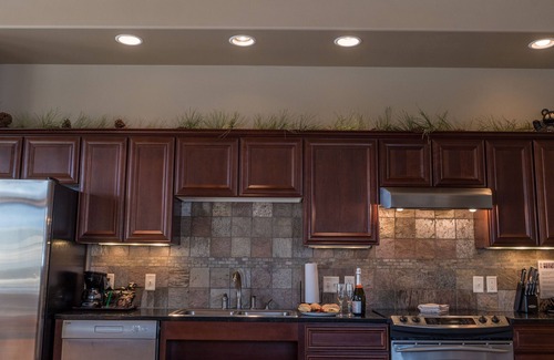 Stanley Hills Condo | The Pinecone Cottage, private hot tub w/mountain views!