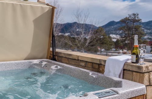 Stanley Hills Condo | The Pinecone Cottage, private hot tub w/mountain views!