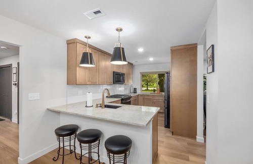 Saugatuck Cottage | The Pines-pets,across From Ivy Center EC, Town!