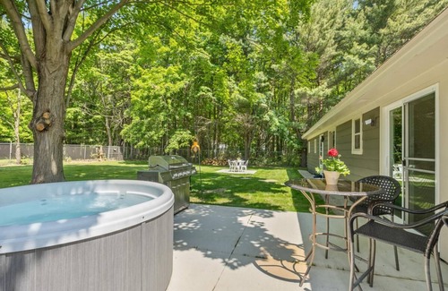 Saugatuck Cottage | The Pines-pets,across From Ivy Center EC, Town!