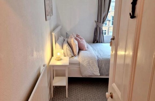 Scarborough Apartment | The Pink Bath Pad - 3 bedroom seaside apartment Pets allowed New