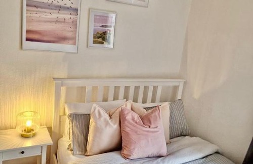 Scarborough Apartment | The Pink Bath Pad - 3 bedroom seaside apartment Pets allowed New