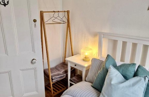 Scarborough Apartment | The Pink Bath Pad - 3 bedroom seaside apartment Pets allowed New