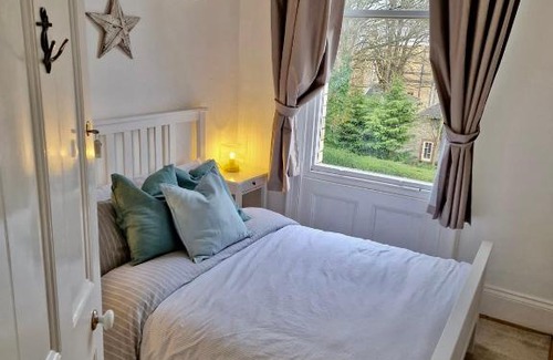 Scarborough Apartment | The Pink Bath Pad - 3 bedroom seaside apartment Pets allowed New