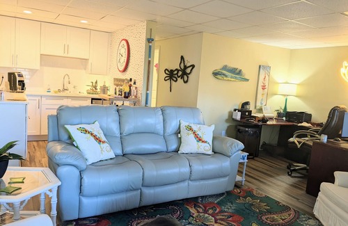 Eatonton House | The Pink Dog - MAJOR RENOVATIONS COMPLETED JAN 2023. Lake Sinclair North End.
