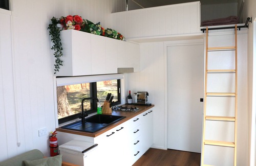 Cameron Cabin | The Pink Lake Tiny House - 'Peony' - Lake Bumbunga (Lochiel)