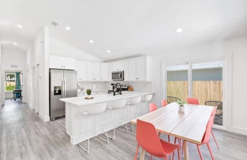 St. Augustine House | The Pink Palm - Private Pickleball Court- Close to Downtown!