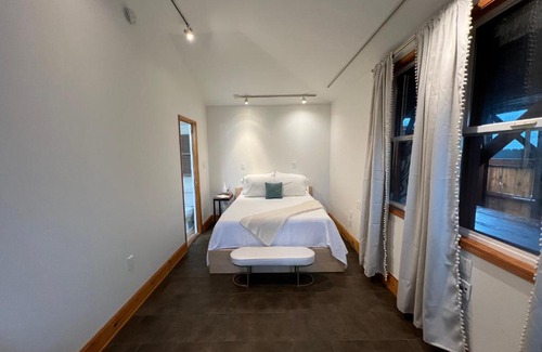 Park Mesa Heights House | The Place, private 1bd unit, LAX, SoFi, Beaches, USC, Forum