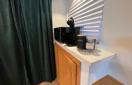 Park Mesa Heights House | The Place, private 1bd unit, LAX, SoFi, Beaches, USC, Forum