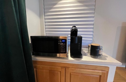 Park Mesa Heights House | The Place, private 1bd unit, LAX, SoFi, Beaches, USC, Forum
