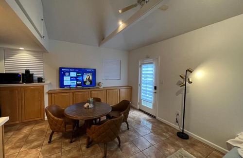 Park Mesa Heights House | The Place, private 1bd unit, LAX, SoFi, Beaches, USC, Forum