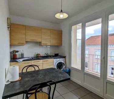Roanne Apartment | The place to be, parking gratuit