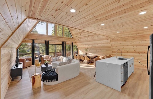 Blakeslee Cabin | The Pocono Dreamhouse | Lake Access | Jacuzzi