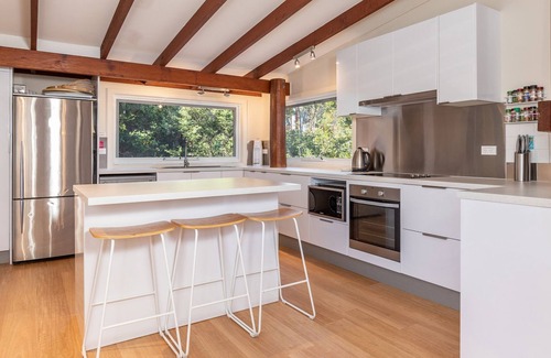 Boomerang Beach House | The Pole House - Pacific Palms Holidays