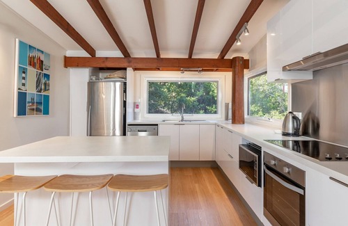 Boomerang Beach House | The Pole House - Pacific Palms Holidays